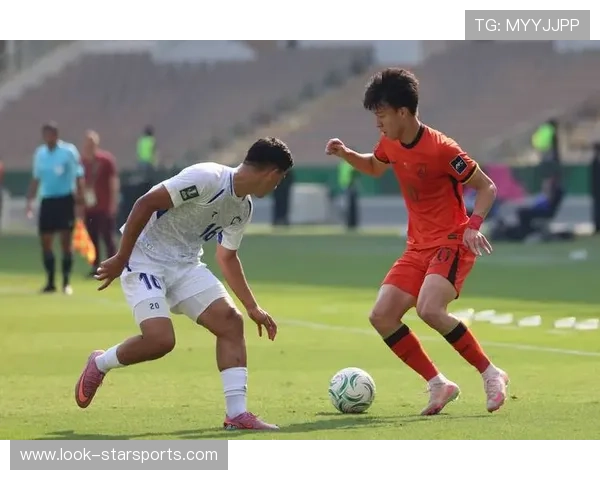 中国足球队全力备战亚洲杯 精英球员齐聚冲刺目标力争突破